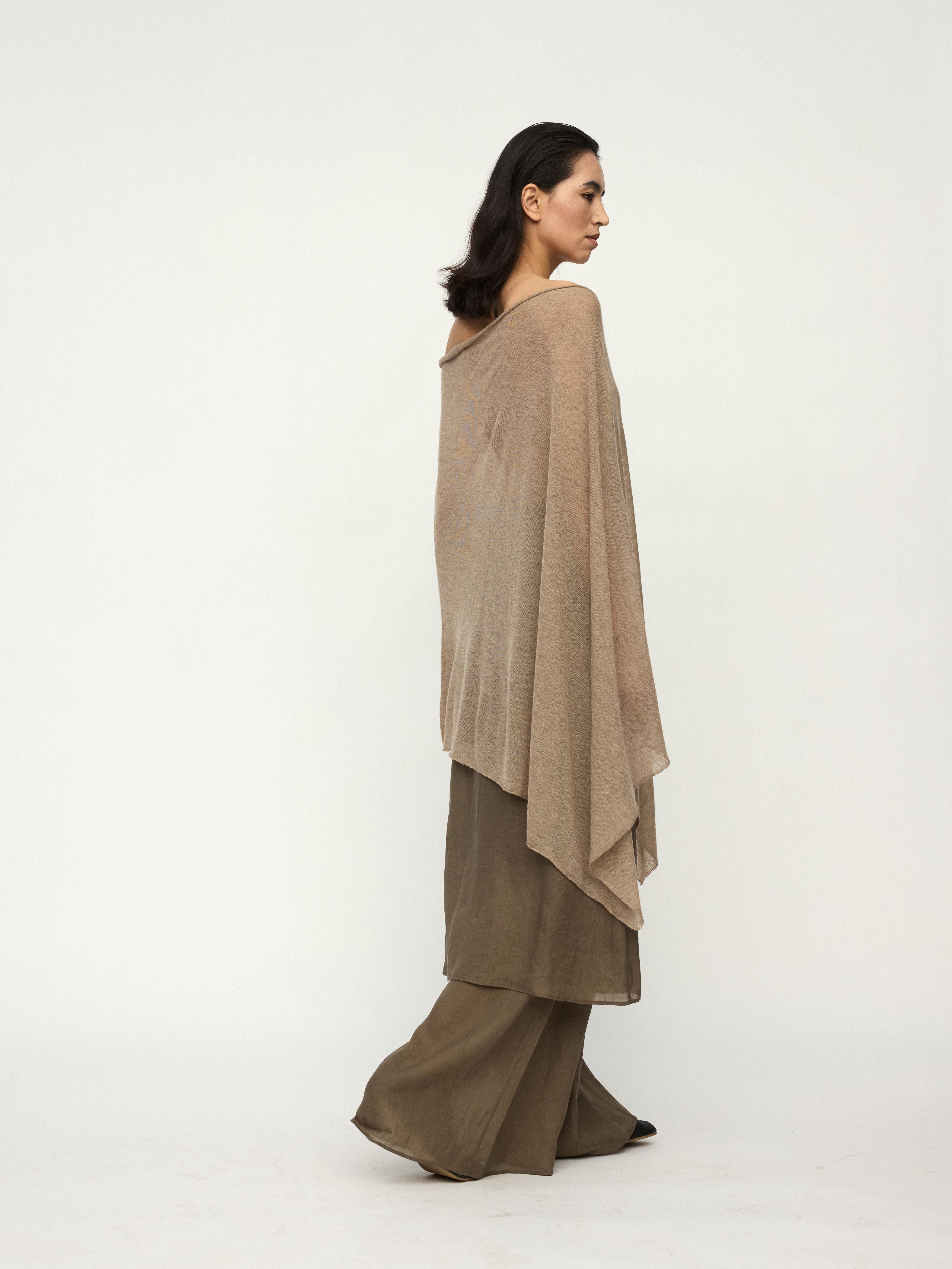 PREAW25 - BEIGE DRIP CAPE