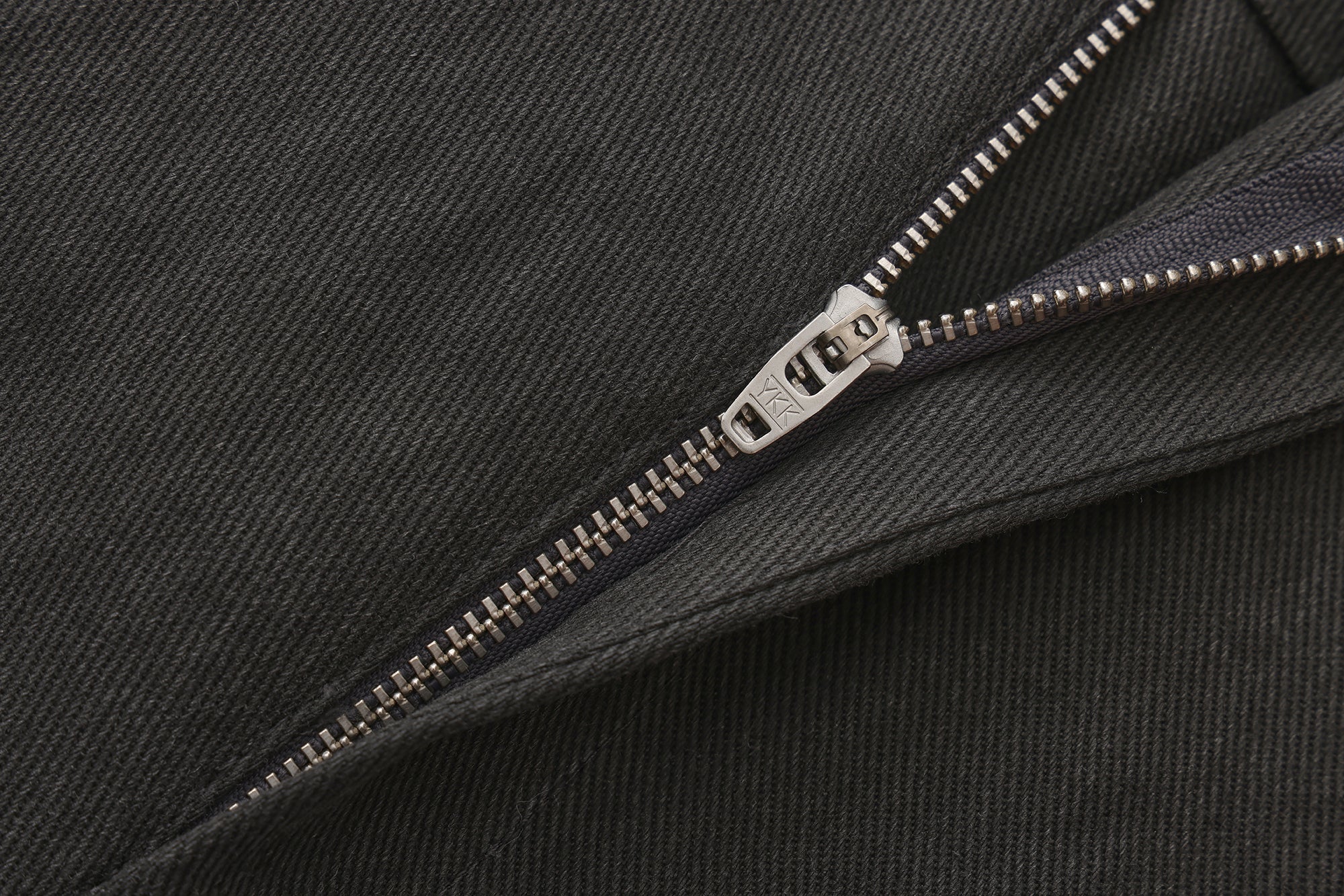 PRESS26 - GRAPHITE DIAGNAL PANTS