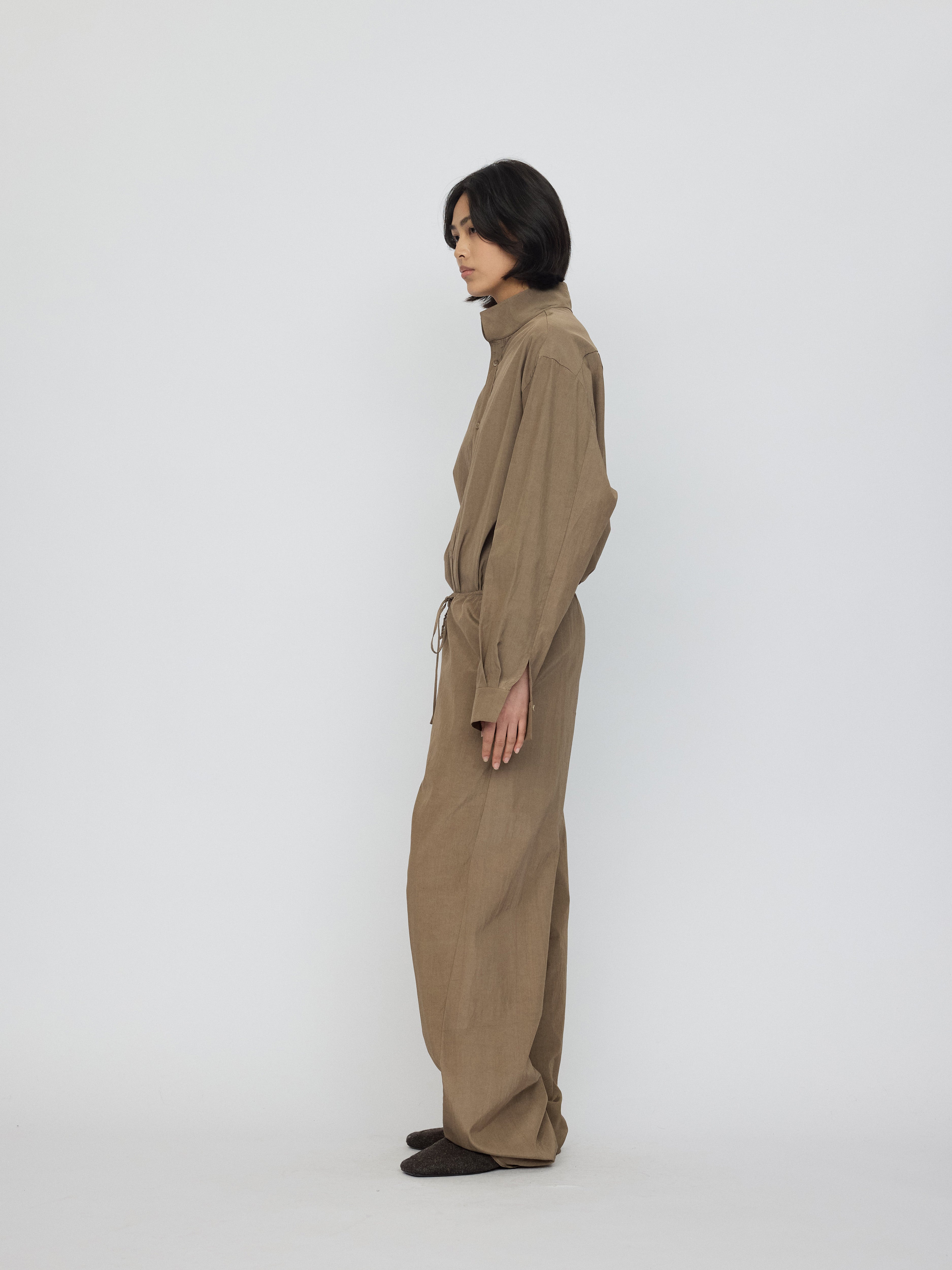 AW26 - KHAKI SHINE KYLEN PANTS